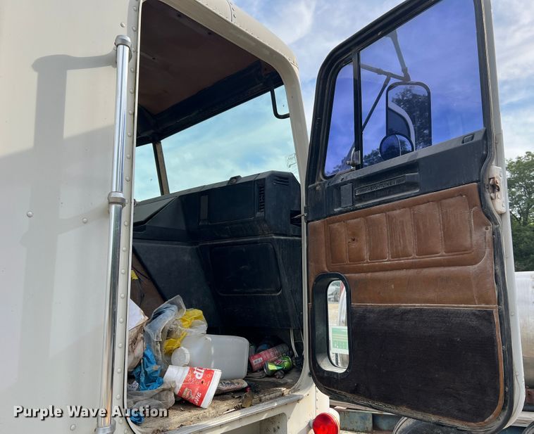 image for item MR9847 1991 Freightliner C112  truck cab and chassis