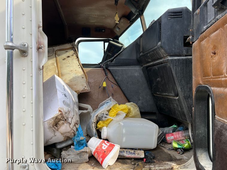 image for item MR9847 1991 Freightliner C112  truck cab and chassis