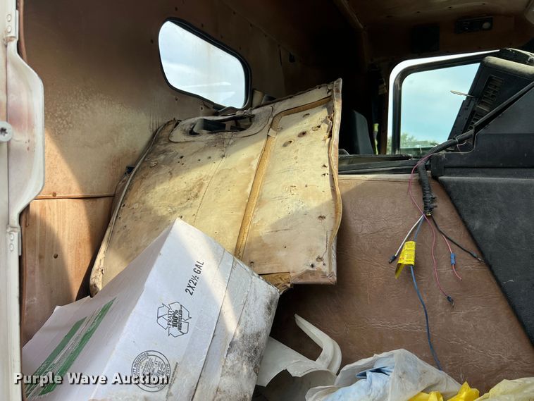 image for item MR9847 1991 Freightliner C112  truck cab and chassis