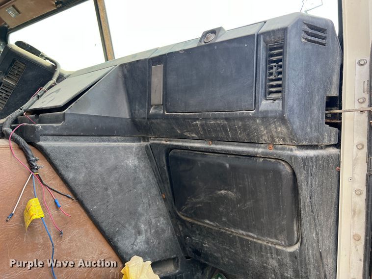 image for item MR9847 1991 Freightliner C112  truck cab and chassis