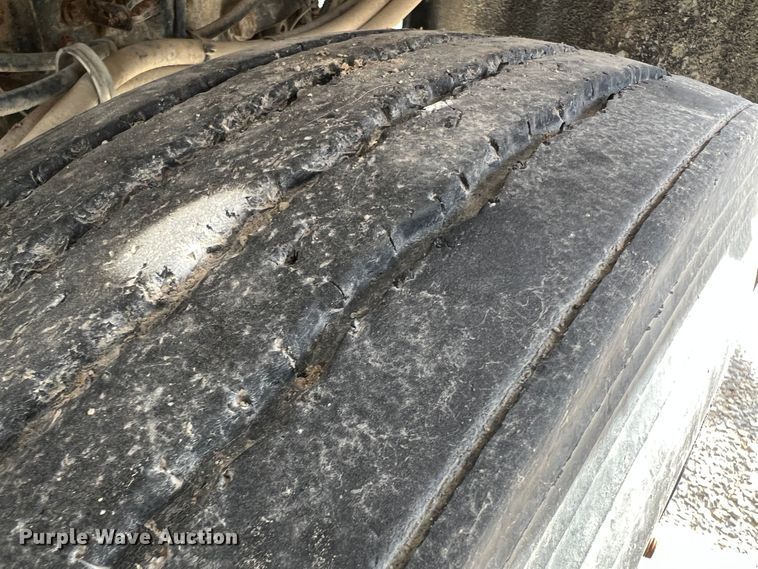 image for item MR9847 1991 Freightliner C112  truck cab and chassis