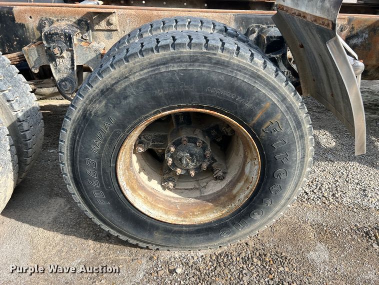 image for item MR9847 1991 Freightliner C112  truck cab and chassis