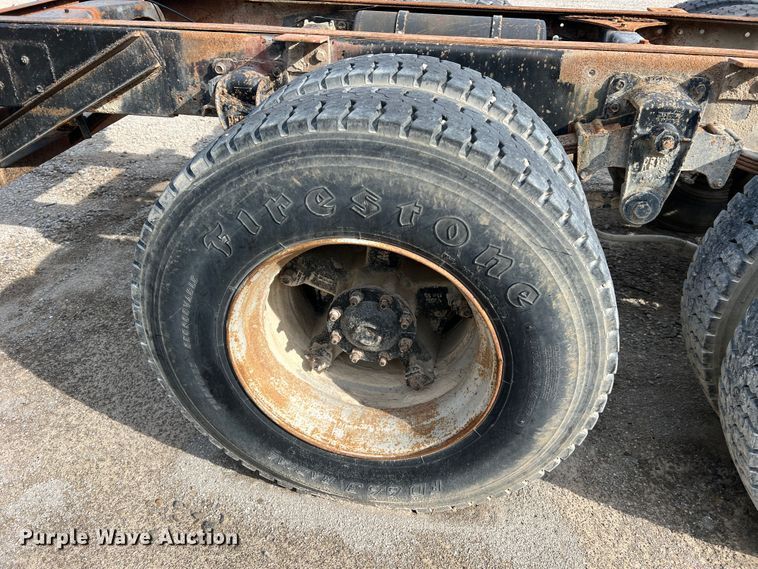 image for item MR9847 1991 Freightliner C112  truck cab and chassis