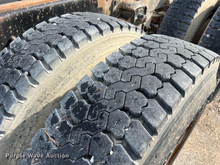 image for item MR9847 1991 Freightliner C112  truck cab and chassis