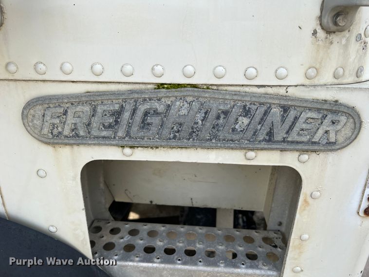 image for item MR9847 1991 Freightliner C112  truck cab and chassis