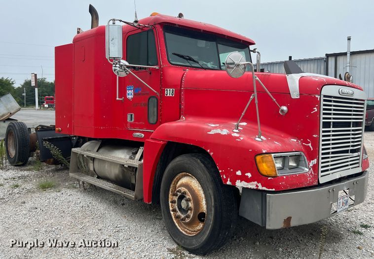image for item MR9860 1999 Freightliner FLD  semi truck