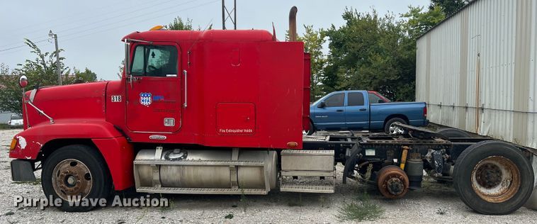 image for item MR9860 1999 Freightliner FLD  semi truck