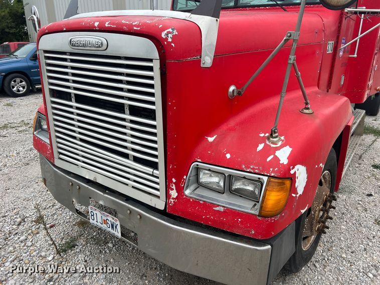 image for item MR9860 1999 Freightliner FLD  semi truck