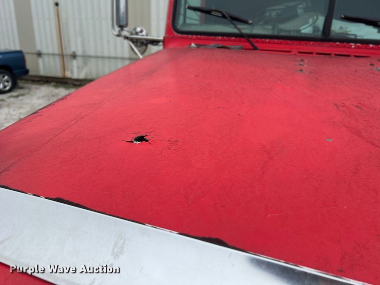 image for item MR9860 1999 Freightliner FLD  semi truck