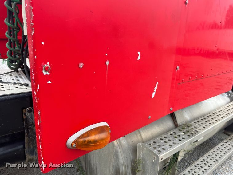 image for item MR9860 1999 Freightliner FLD  semi truck