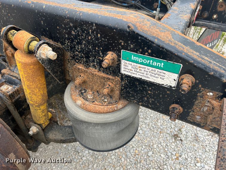 image for item MR9860 1999 Freightliner FLD  semi truck