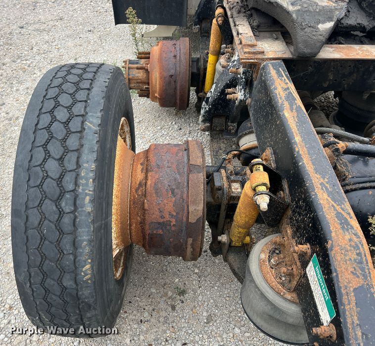 image for item MR9860 1999 Freightliner FLD  semi truck