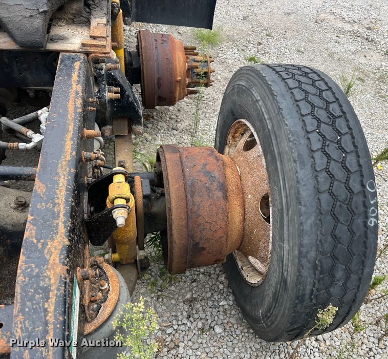 image for item MR9860 1999 Freightliner FLD  semi truck