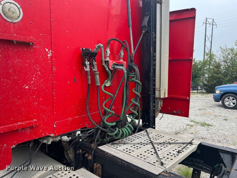 image for item MR9860 1999 Freightliner FLD  semi truck