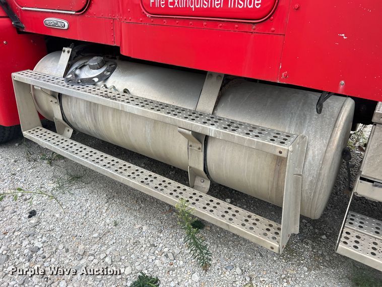 image for item MR9860 1999 Freightliner FLD  semi truck