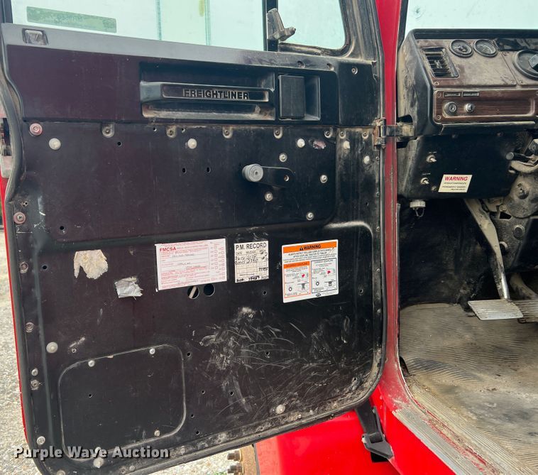 image for item MR9860 1999 Freightliner FLD  semi truck