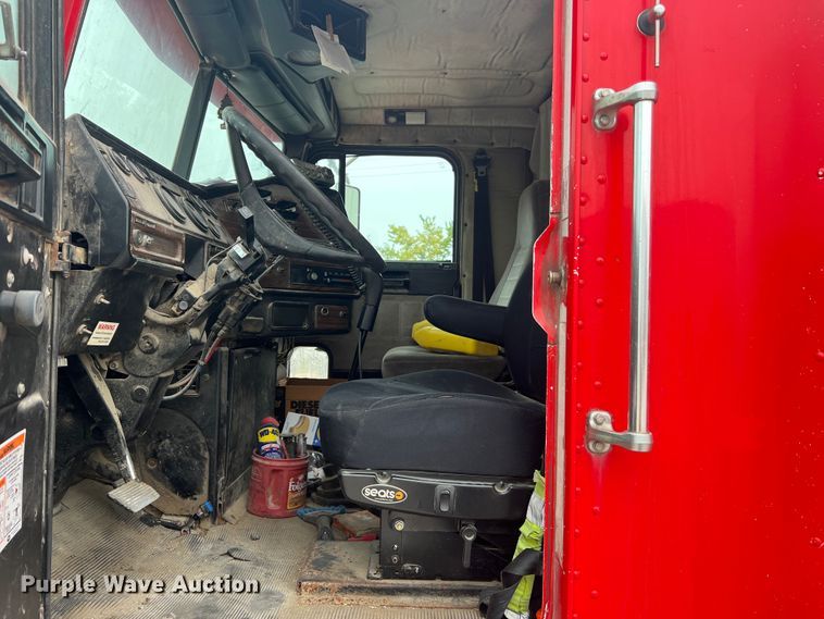 image for item MR9860 1999 Freightliner FLD  semi truck