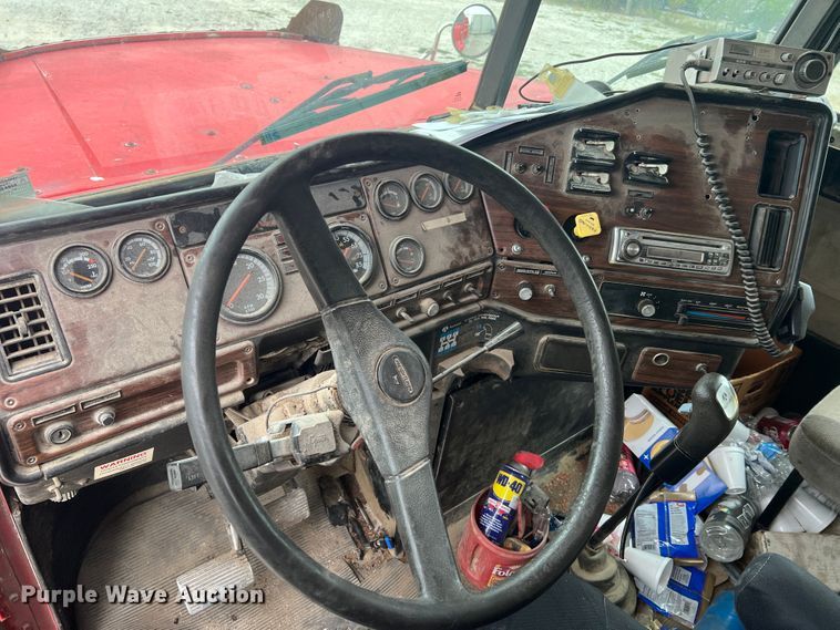 image for item MR9860 1999 Freightliner FLD  semi truck