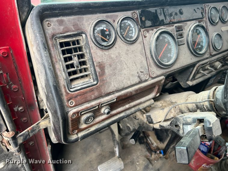 image for item MR9860 1999 Freightliner FLD  semi truck