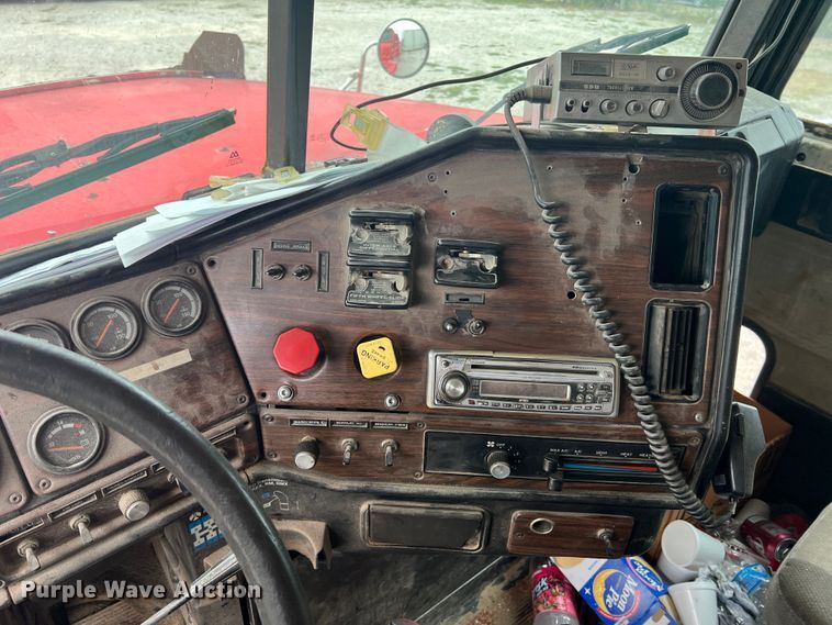 image for item MR9860 1999 Freightliner FLD  semi truck