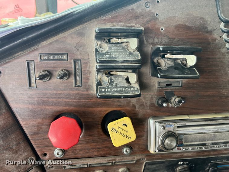 image for item MR9860 1999 Freightliner FLD  semi truck