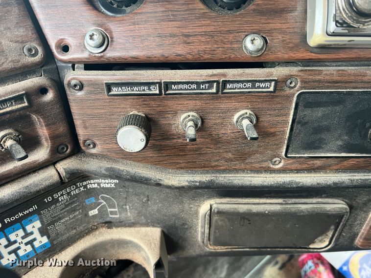 image for item MR9860 1999 Freightliner FLD  semi truck