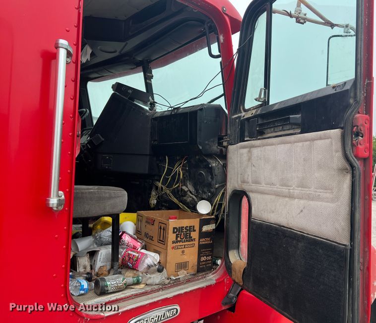 image for item MR9860 1999 Freightliner FLD  semi truck