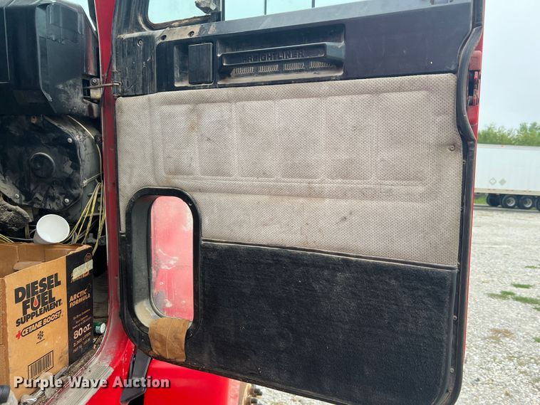 image for item MR9860 1999 Freightliner FLD  semi truck