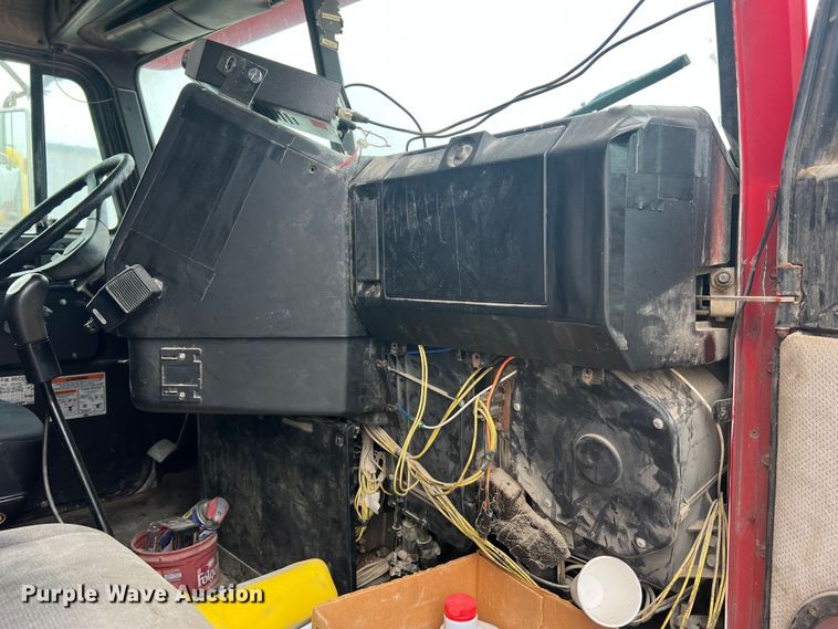 image for item MR9860 1999 Freightliner FLD  semi truck