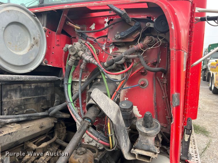 image for item MR9860 1999 Freightliner FLD  semi truck