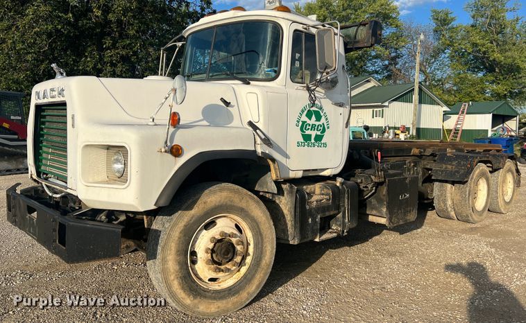 image for item MR9891 2000 Mack DM690S  roll-off container truck