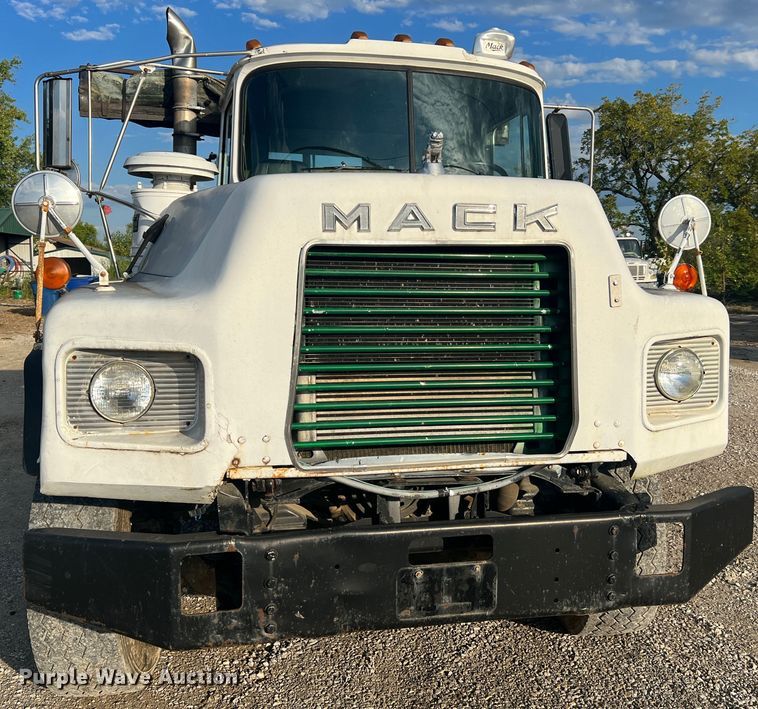 image for item MR9891 2000 Mack DM690S  roll-off container truck