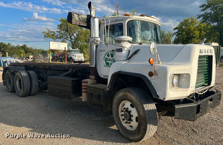 image for item MR9891 2000 Mack DM690S  roll-off container truck