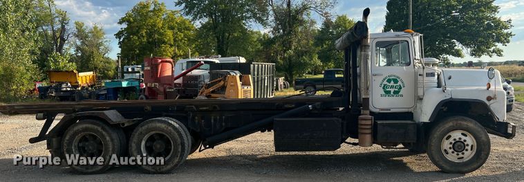 image for item MR9891 2000 Mack DM690S  roll-off container truck