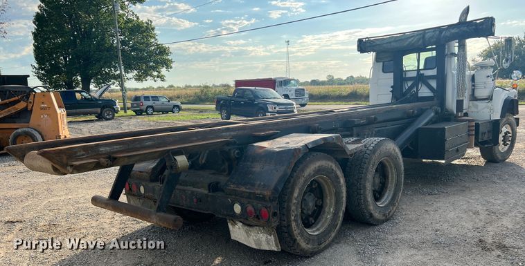 image for item MR9891 2000 Mack DM690S  roll-off container truck