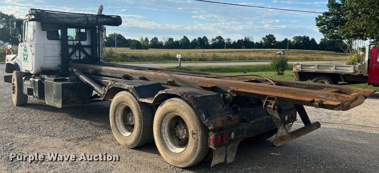 image for item MR9891 2000 Mack DM690S  roll-off container truck