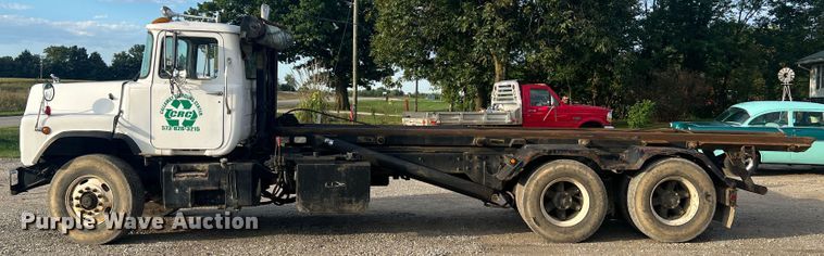 image for item MR9891 2000 Mack DM690S  roll-off container truck