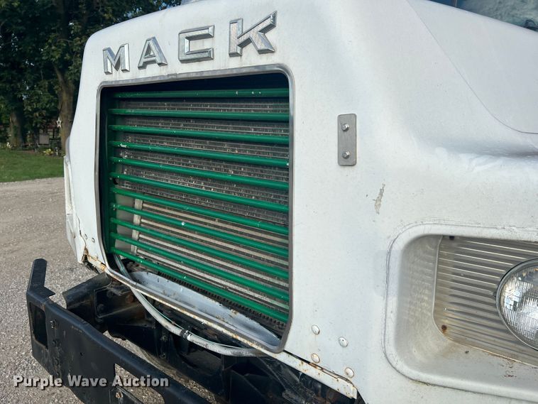 image for item MR9891 2000 Mack DM690S  roll-off container truck