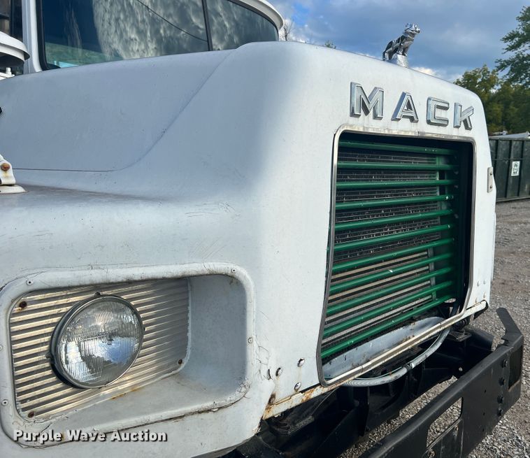 image for item MR9891 2000 Mack DM690S  roll-off container truck