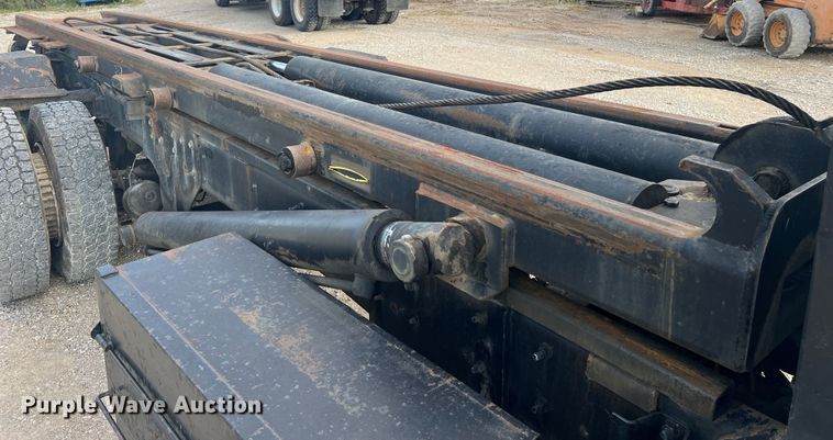 image for item MR9891 2000 Mack DM690S  roll-off container truck