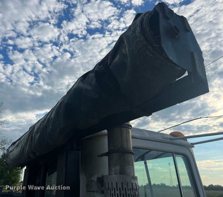 image for item MR9891 2000 Mack DM690S  roll-off container truck