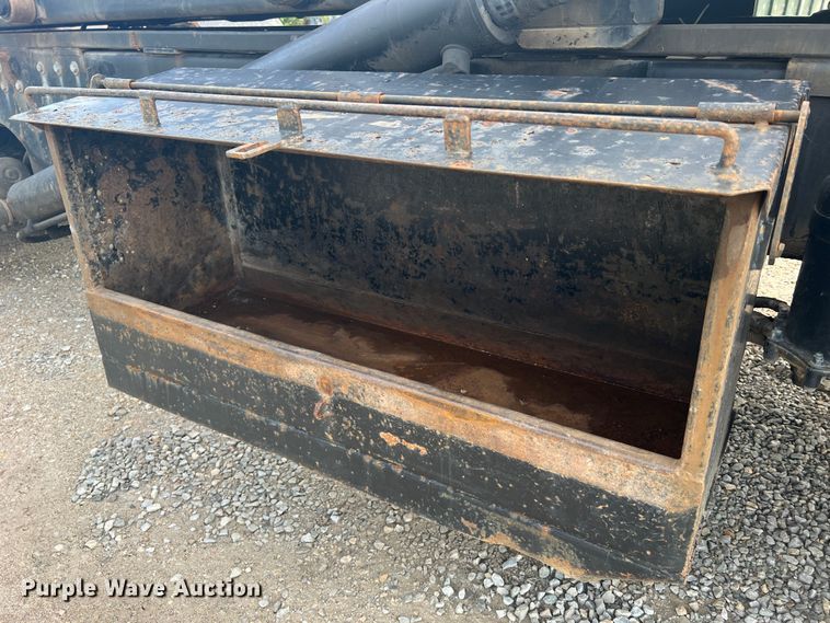 image for item MR9891 2000 Mack DM690S  roll-off container truck