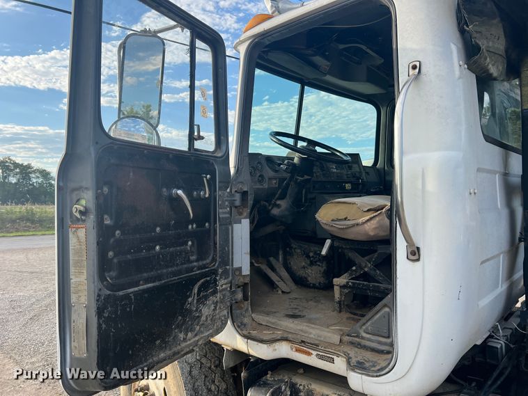 image for item MR9891 2000 Mack DM690S  roll-off container truck