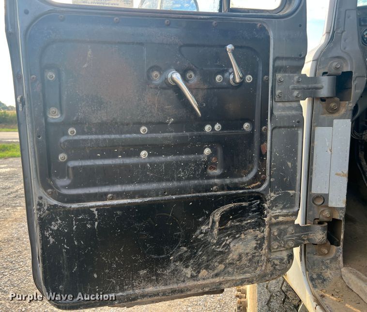 image for item MR9891 2000 Mack DM690S  roll-off container truck