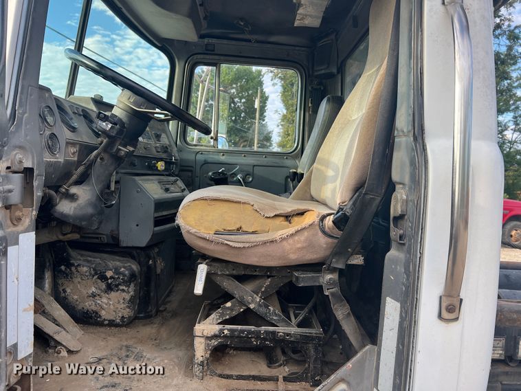 image for item MR9891 2000 Mack DM690S  roll-off container truck