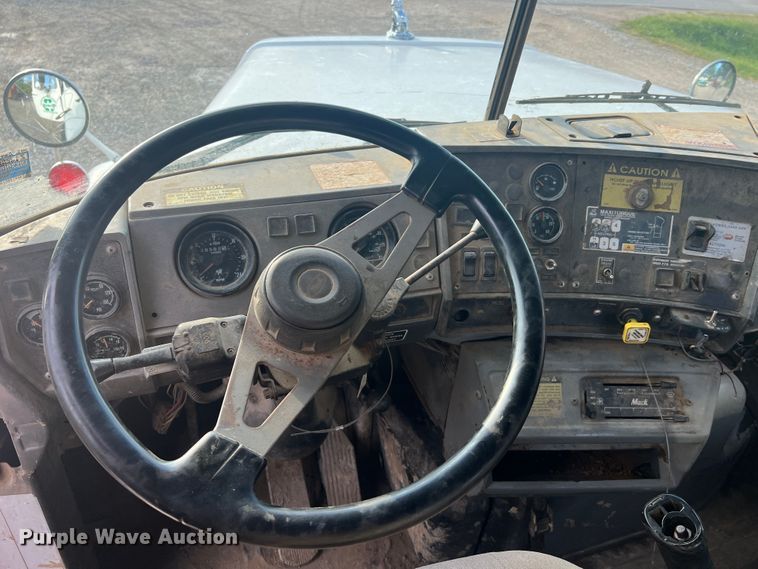 image for item MR9891 2000 Mack DM690S  roll-off container truck