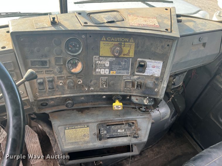 image for item MR9891 2000 Mack DM690S  roll-off container truck