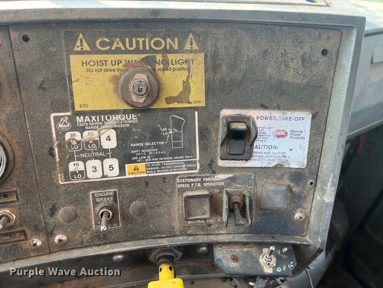 image for item MR9891 2000 Mack DM690S  roll-off container truck