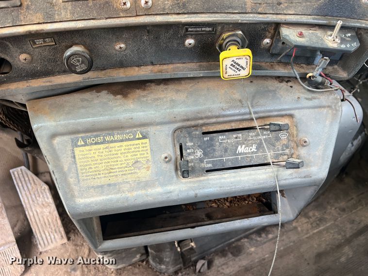 image for item MR9891 2000 Mack DM690S  roll-off container truck