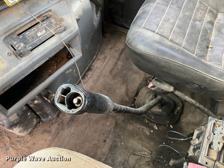 image for item MR9891 2000 Mack DM690S  roll-off container truck